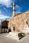 Retimo, la moschea Tis Nerantzes con l'alto minareto.